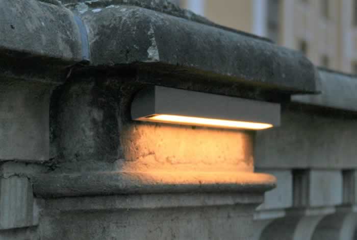 Moderne Außenleuchte von Kegel-Product GmbH & Co.KG, Königswartha, illuminiert eine historische Steinmauer.